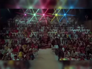 🎬 Митхун Чакраборти – легенда индийского кино Митхун Чакраборти (настоящее имя Гурав Чакраборти), родился 16 июня 1950 года в Калькутте, Индия. Он – один из самых популярных и любимых индийских актёров, танцор, певец, политик и предприниматель. 🌟 Карьера в кино Дебютировал в 1976 году в фильме Mrigayaa («Охота»), за который получил Национальную кинопремию Индии. Настоящую славу принес фильм Disco Dancer (1982), где он сыграл роль бедного парня, ставшего суперзвездой. Картина сделала его культовым актёром не только в Индии, но и в СССР – его знали и любили миллионы советских зрителей. Всего снялся более чем в 350 фильмах на хинди, бенгали и других языках. 💃 Танцевальный стиль Известен как «Диско-танцор Индии». Его фирменные движения стали культовыми и копировались поклонниками по всему миру. 🏆 Награды и достижения Лауреат трёх Национальных кинопремий и многих других наград. Получил любовь зрителей за харизматичную игру, танцы и уникальный экранный образ. 👨‍👩‍👦 Личная жизнь Женат на актрисе Йогите Балли. У них четверо детей, в том числе сын Махакшай Чакраборти, также актёр. ⚡ Интересные факты Был очень популярен в СССР, особенно после фильмов Disco Dancer, Dance Dance и Kasam Paida Karne Wale Ki. Занимался политикой, был депутатом парламента Индии. Помимо кино, участвовал в телешоу как судья танцевальных проектов. 📌 Итог: Митхун Чакраборти – это не просто актёр, а целая эпоха. Он стал символом танцевального кино 80-х, любимцем публики в Индии и за её пределами, в том числе в Казахстане, России и других странах бывшего СССР.