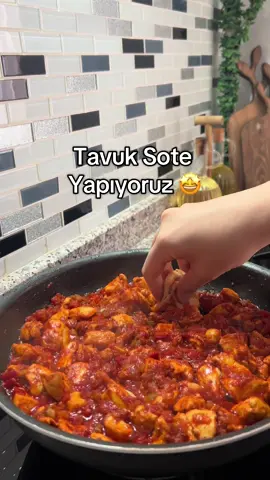 🌸Malzemeler:  2 parça tavuk göğsü 3-4 yemek kaşığı sıvı yağ 1 yeşil biber  1 kapya biber  1 soğan  2 diş sarımsak 1 yemek kaşığı salça  2 domates  Baharatlar( tuz-karabiber-kimyon-toz biber-pul biber) ✨ Sıvı yağ ile tavuklar tavaya alınır suyunu çekene kadar pişirilir. Üzerine soğan, sarımsak ve biberler eklenir kavrulur. Salça ve baharatlar eklenir. En son domates de eklenir ve kısık ateşte pişmeye bırakılır. 15-20 dakika sonra yemeğimiz hazır. Afiyet olsun 🥰 #öneçıkar #keşfet #tavuksote 