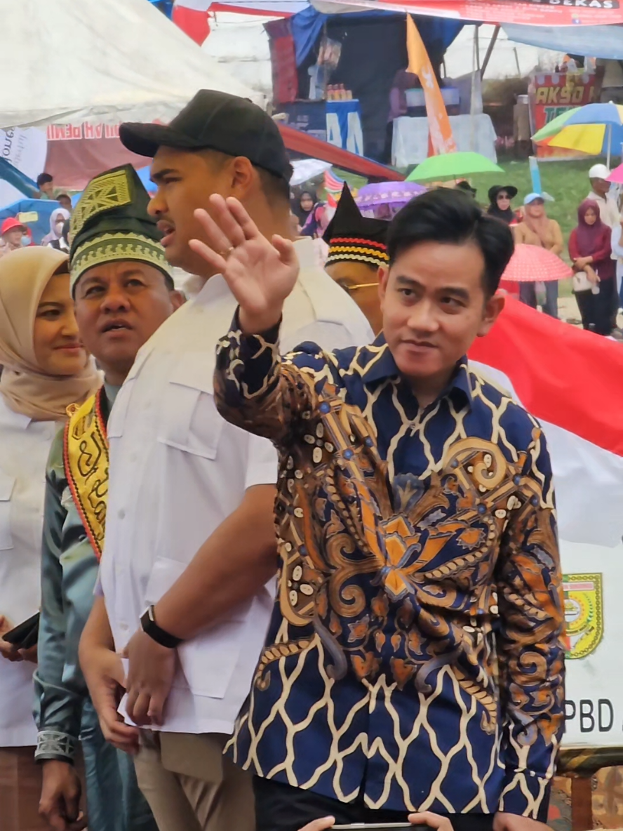 momen mas wapres @gibranrakabumingraka menghadiri pacu jalur 2025 #pacujalur #kuansing #fyp 