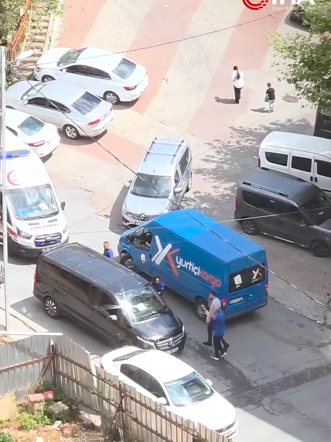 #Kağıthane’de sokak ortasında tartışan sürücüler, dakikalarca ambulansa yol vermedi. #haber #video #reels #shorts