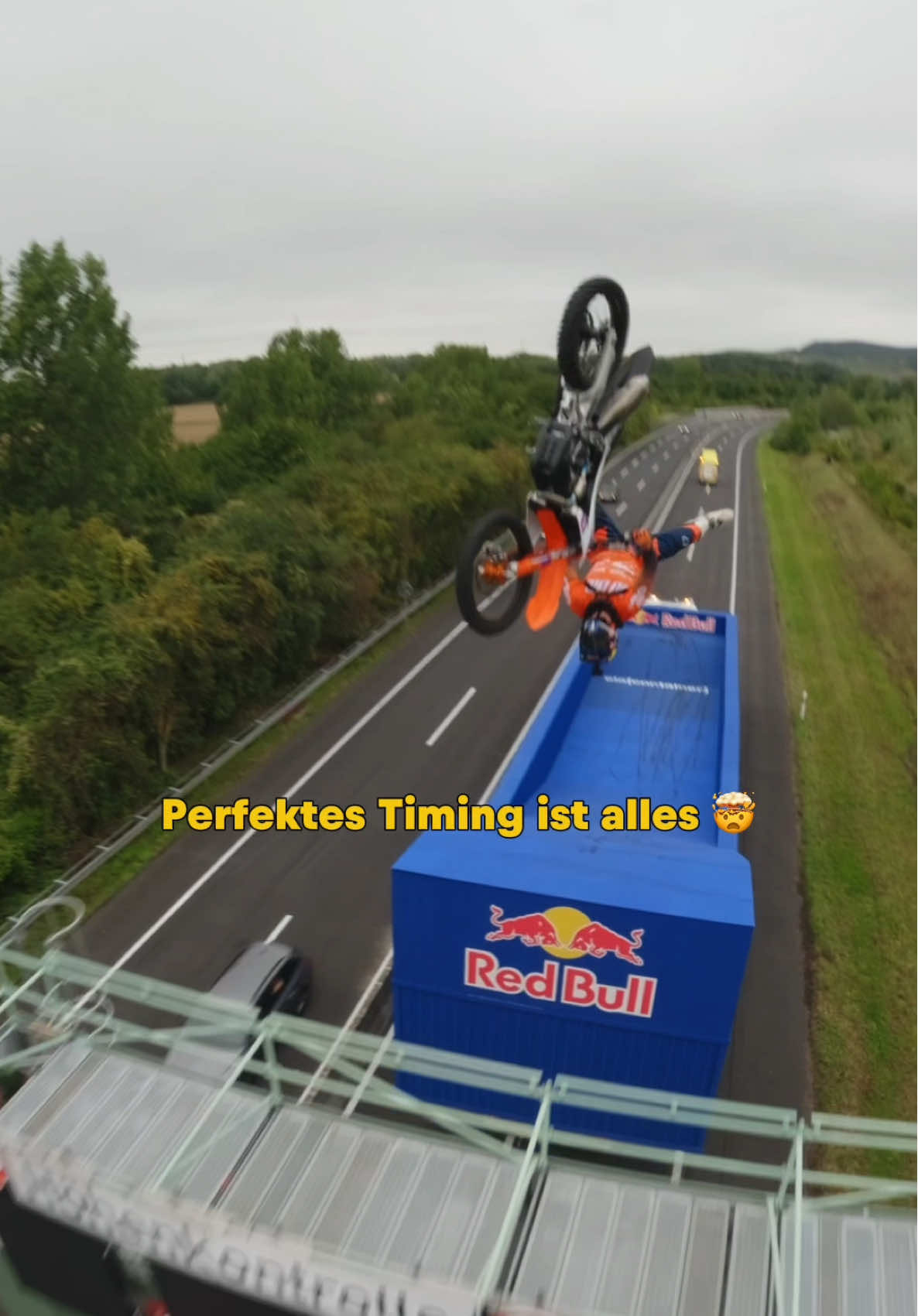 @lucackermann98 kennt keinen Stau 👀😱 Hinter der Action steckt mehr 👉 Die ganze Story findest du jetzt auf YouTube - LINK IN BIO 🔗  #redbull #verleihtflüüügel #energydrink #autobahn #lkw 