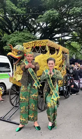 Jaka Rara Utama Kota Cirebon, @cintamaura_09 & @dhiathari, hadir menyapa warga Kota Bandung dalam Kirab Budaya Hari Jadi Jawa Barat ke-80. Antusiasme warga begitu terasa dalam menyambut kehadiran kami, turut serta memeriahkan rangkaian perayaan yang penuh warna dan kebersamaan. Semoga Jawa Barat terus maju, berbudaya, dan menjadi kebanggaan bagi masyarakatnya. #JakaRara #HariJadiJawaBarat80 #KirabBudaya #CirebonUntukJabar@cintamauraure @arii 