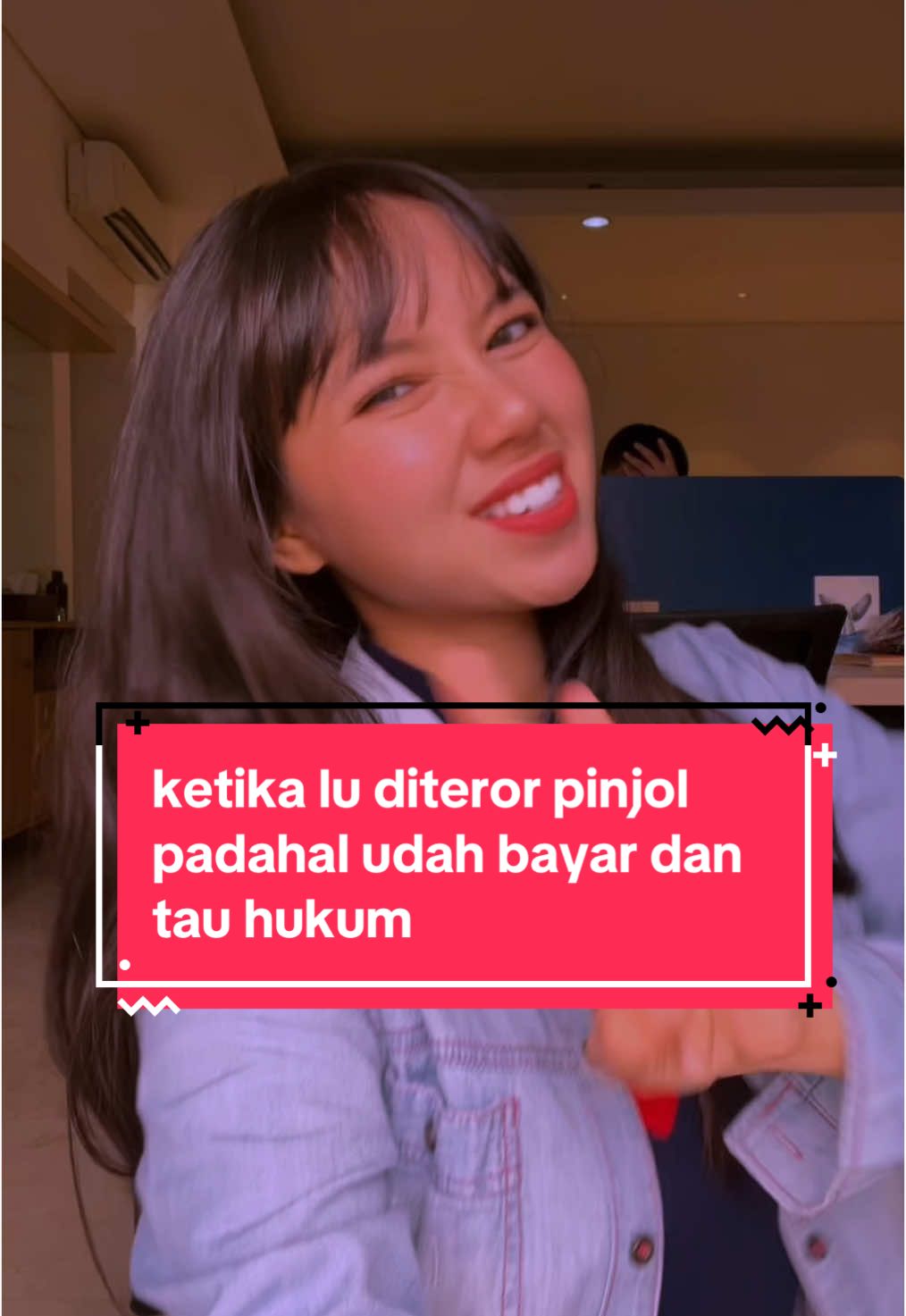 Ketika Diteror Pinjol Padahal Sudah Bayar, Ini Hak Hukummu!⚖️ Banyak orang memilih pinjol cepat cair karena praktis dan bisa jadi solusi darurat, mulai dari pinjaman 500 ribu langsung cair sampai kebutuhan besar lainnya. Tapi masalah muncul ketika sudah bayar, tapi masih ada teror dari pihak pinjol 😤 Tenang, kamu gak sendirian. Hukum di Indonesia sebenarnya melindungi konsumen dari praktik penagihan pinjol yang melanggar aturan: Data pribadi disebar? Kamu dilindungi Pasal 67 ayat (2) UU No. 27 Tahun 2022 melindungi datamu. Diancam? Itu bisa dijerat Pasal 336 KUHP tentang pengancaman. Bunga gak masuk akal? Berdasarkan SEOJK No.19/SEOJK.06/2023, bunga maksimal 0,3% per hari. Nama baik tercemar? Hakmu dilindungi oleh Pasal 310 KUHP jo. Putusan MK No. 78/PUU-XXI/2023. Karena itu, selalu pastikan memilih pinjol legal 2025 yang terdaftar OJK, bukan pinjol ilegal yang sering terhubung ke praktik berbahaya seperti judol (judi online). Kalau pun terjebak galbay pinjol, kamu tetap punya perlindungan hukum dan hak sebagai konsumen. Jika kamu mengalami hal ini, jangan ragu untuk minta bantuan hukum ke @perqara agar lebih aman dan terlindungi 🧑‍⚖️👩‍⚖️ FOLLOW & LIKE untuk menangkan kesempatan hadiah spesial! 🎁  #Perqara #SobatHukumAnda #KonsultasiHukum #SobatPerqara #PasAdaPerqara #BebasKonsultasiHukum #jokipinjol #pinjol #pinjolkejam #foryou 