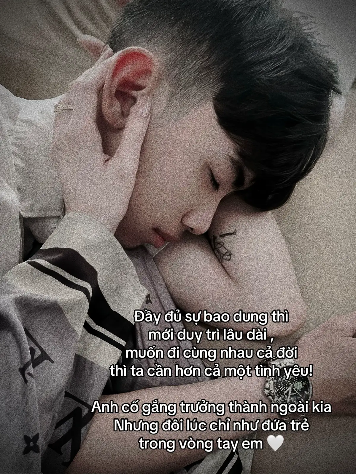 Đầy đủ sự bao dung thì mới duy trì lâu dài ,  muốn đi cùng nhau cả đời thì ta cần hơn cả một tình yêu! Anh cố gắng trưởng thành ngoài kia Nhưng đôi lúc chỉ như đứa trẻ trong vòng tay em 🤍 @Quốc Lý🍏 @Quốc Lý PK #xuhuongtiktok #tinhyeu #viral #miloquocly 