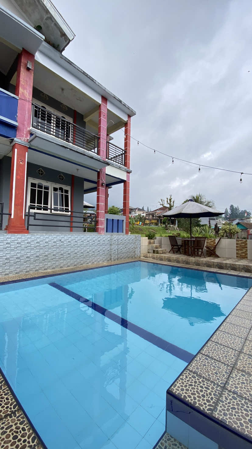 Rekomendasi villa murah di puncak dengan halaman & parkiran luas, terus punya view cakep, fasilitasnya juga lengkap banget. bisa untuk kapasitas 40 orang. Villa Larosse by: Surganya Villa 📍 Jl. Padat Karya, Batu Layang, Kec. Cisarua, Kabupaten Bogor, Jawa Barat 16750 Info booking Admin 1 : 0812-8717-0462 Admin 2 : 0896-5900-3444 Admin 3 : 0852-1116-3442 #villapuncakcisarua  #explorepuncak #puncak #puncakbogor #villacisarua 