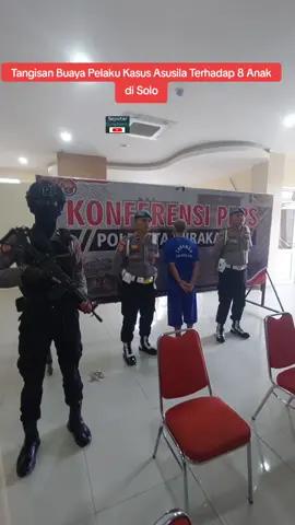 Polresta Surakarta menangkap pelaku inisial AR pelaku asusila anak dibawah umur yang bikin geger Kota Solo, dengan 8 orang korban. Tangisan buaha pelaku tak menyurutkan petugas menindak tegas #polrestasurakarta#kotasurakarta#solokotalayakanak#walkotsolo 