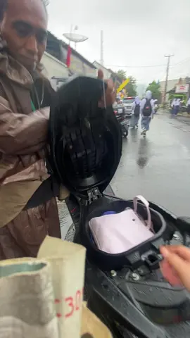 Pulang kerja keujanan, telpon papah bilang 