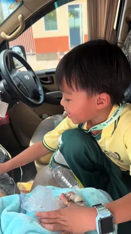 วันนี้มีไปทัศนศึกษา ที่กองบิน ขากลับเค้าซื้อของเล่นมาฝากน้องด้วย ขอบคุณที่นึกถึงน้องนะครับลูก รักพี่บีทนะครับ