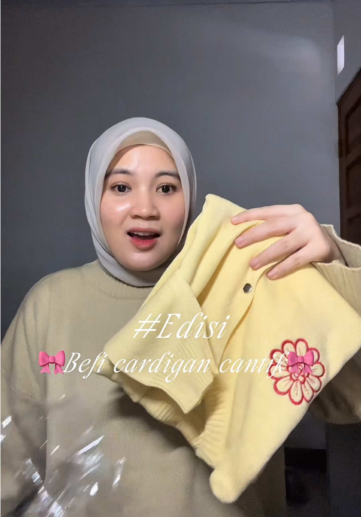 Suka banget sama cardigan yg aku beli kali ini bikin kulit keliatan cerah dan fresh bgt sih ini kalian wajib punya juga pastinya bagus gais💖🎀 #cardigan #fyppppppppppppppppppppppp 