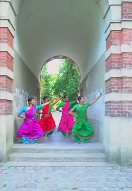 The Varnam fever of Innum En Manam continues… this time with our teacher by our side! 🪈🥰  #varnam #dance #bharathanatyam #bharatham #france 
