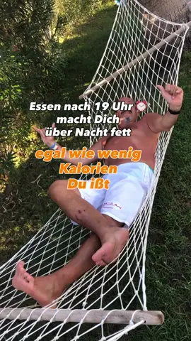 🚫 „Kalorien sind alles!“ – Das erzählen dir 25-jährige Trainer. Aber dein Körper Ü50 funktioniert nach ganz anderen Regeln. 👉 Folge @franksinger_fitgenuss50plus für echten Stoffwechsel-Wissenstransfer – ohne Fitness-Geschwätz. Viele hören: „Iss einfach weniger und beweg dich mehr.“ ❌ Klingt logisch – ist aber für uns Ü50 biochemisch ein Desaster. Denn: 🧬 Dein Hormonsystem tickt anders. Melatonin, Cortisol, Insulin – sie reagieren empfindlicher auf wann du isst, nicht nur wie viel. 📉 Spätes Abendessen = Dominoeffekt: 😴 Schlechter Schlaf (Melatonin blockiert Insulinrezeptoren) ⚡️ Cortisol bleibt hoch → Bauchfett-Speicher an! 💗 Puls + Temperatur steigen → keine Tiefschlaf-Regeneration 🍽️ Mehr Ghrelin, weniger Leptin → Heißhunger am Morgen 🩸 Blutzucker +23 % → Fettverbrennung blockiert Kurz gesagt: Du wirst über Nacht dicker, obwohl du nichts „Falsches“ gegessen hast. 🚨 Darum sage ich: Dein Bauchfett ist nicht Kalorienüberschuss – sondern Hormonchaos. Und genau hier setzen wir an: ✨ Mit meinem PKF-System (Protein – Ketone – Fasten) bringst du deinen Körper zurück in den Fettverbrennungsmodus. 💡 Wissenschaftlich fundiert – und für echte Longevity: Energie, Klarheit, Gesundheit bis ins hohe Alter. 📥 Hol dir meinen Ratgeber in der Bio 💬 Oder kommentiere „Essen“ und ich schicke ihn dir direkt 🔁 Teile diesen Beitrag – gerade deine Freunde Ü50 müssen das wissen! 📌 Speichern nicht vergessen – du wirst ihn später brauchen Liebe Grüße aus Villingen-Schwenningen im Schwarzwald vom Frank