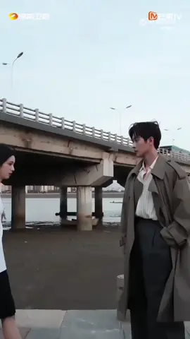 อุ้มมือเดียว อีกแล้ว 🥰 #chenglei #Zhouye #เฉิงเหล่ย #โจวเหย่ 