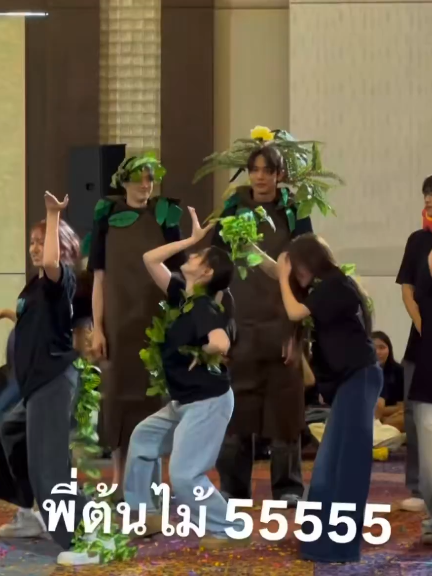 dewtee jadi pohonn 😭😭😭 . . #dewtee #dew_jsu #tee_vtp #gmmouting #GMMTV #gmmtvouting2025 cr vid: x hhammburgers