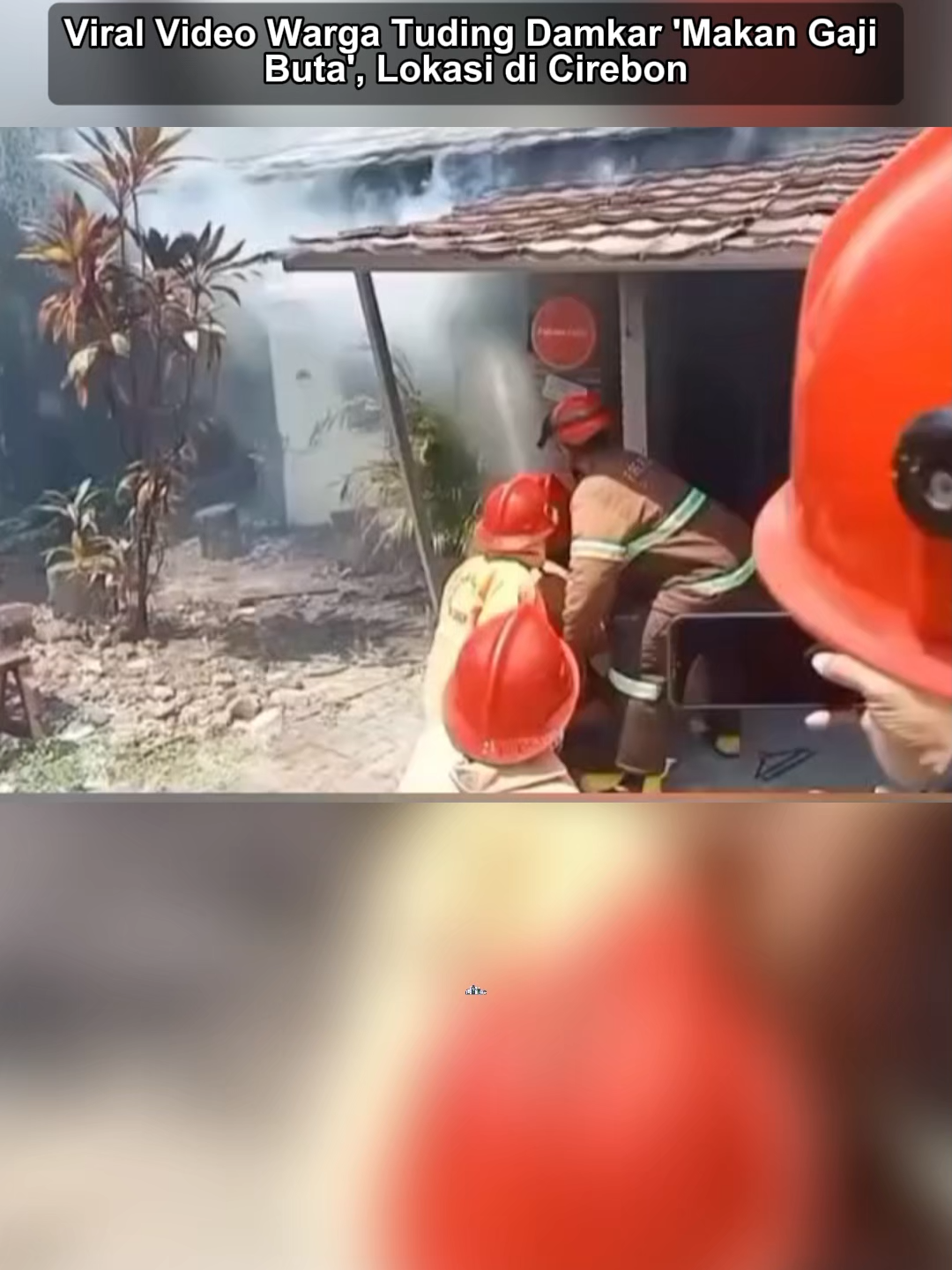 Suasana pasca-pemadaman api dalam peristiwa kebakaran di Jalan Raya Evakuasi, Kota Cirebon, pada Senin (18/8/2025) malam, diwarnai ketegangan. Sebuah video amatir yang viral di media sosial merekam momen adu mulut antara warga setempat dengan petugas Dinas Pemadam Kebakaran dan Penyelamatan (DPKP) Kota Cirebon. Insiden tersebut dipicu oleh ucapan seorang warga yang meluapkan emosinya kepada petugas Damkar di lokasi kejadian. Dalam video yang beredar, pria tersebut dengan nada tinggi memarahi petugas karena menganggap mereka lambat tiba di lokasi dan menangani si jago merah. Puncak kekesalan warga tersebut terlontar saat ia menuding petugas Damkar 