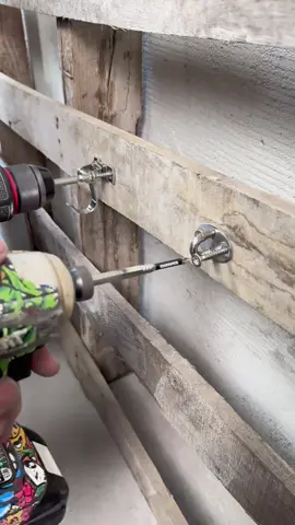 🛠️💥 Ainda não nasceu quem quebre uma K5! Feita de liga alemã de alta resistência, com cruzeta antiderrapante e ímã potente que segura qualquer parafuso no lugar.  Até parafuso arredondado ou desgastado? ✅ Ela resolve! Impacto? ✅ Ela aguenta! Durabilidade? ✅ Sobrenatural!  #BrocaK5 #FerramentasProfissionais #DIY #Oficina #FerramentasTop