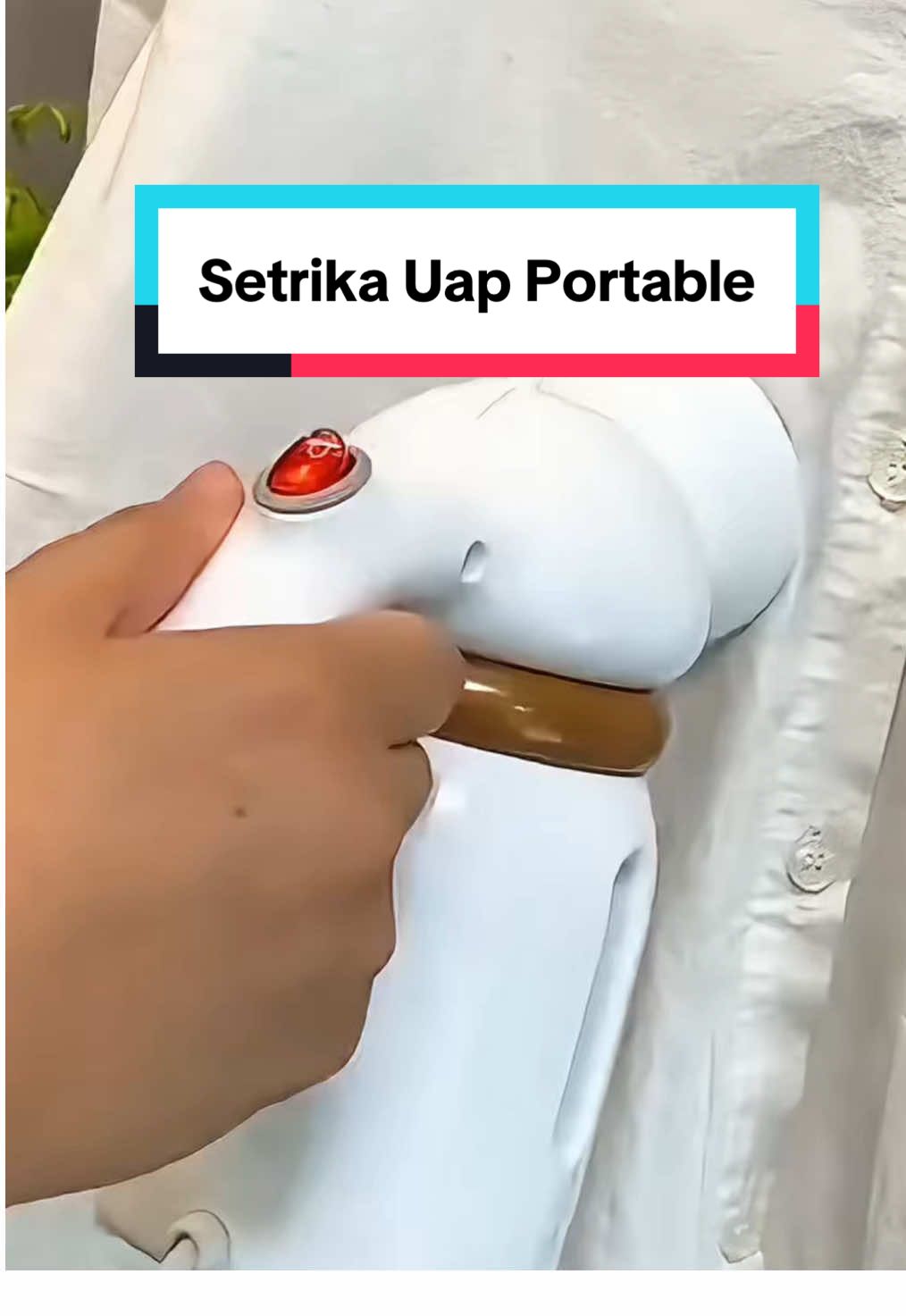 Setrika Uap Portable ini ringan, cepet panas, dan bisa dibawa ke mana-mana! Bisa disimpan di koper, gak makan tempat 💼 Bye-bye baju lecek, hello tampil rapi! #setrika #setrikauap #setrikaportable #steamer #olalajakarta 