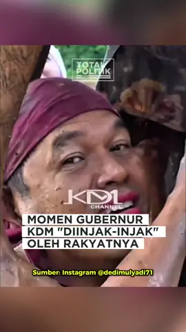 Dalam peringatan HUT RI ke-80, Gubernur Jawa Barat Dedi Mulyadi ikut serta dalam lomba panjat pinang. Saat permainan berlangsung, ia berada di posisi paling bawah untuk menopang peserta lain yang mencoba meraih hadiah di atas.  Akibatnya, ia merasakan tekanan berat dan mengeluh sakit, sambil menyebut bahwa berada di dasar tumpukan adalah bagian yang paling melelahkan dan tidak nyaman. Lantas, bagaimana cuplikannya? Simak video berikut!  #totalpolitik #dedimulyadi #kangdedimulyadi #gubernurjawabarat 