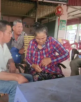 Cô Giao quyết định đưa hết tiền cho chú Minh để về Nghệ An 