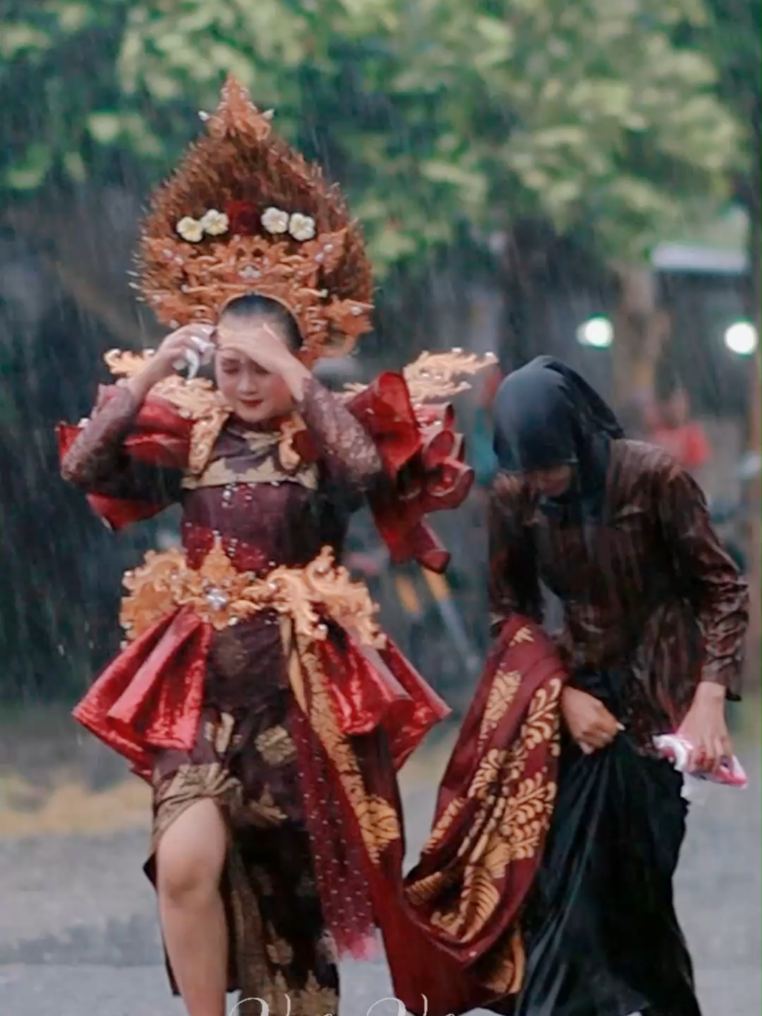 tetap semangat karnaval walau hujan hujan #karnaval #karnavalsound #karnavalmalang #karnavalkediri #karnavaljombang #fypkarnaval #karnavalblitar #karnavalhujan #karnavalprambon #karnavalnganjuk #kostumkarnaval #keluhkesah #prambon #nganjuk