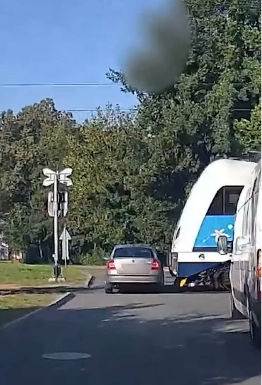 To se takhle rozhodne řidič pod vlivem drog, který má navíc blokaci řidičáku, a majitel vozidla, jenž má nastoupit do vězení, že nezastaví policejní hlídce.  ☝️Ne, to není začátek smutného vtipu, ale realita, která vyústila v nehodu zachycenou na videu. Cestujícím ve vlaku, který toto vozidlo smetl, se naštěstí nic nestalo.  A jaké z toho plyne poučení? Nejezdi bez řidičáku, neber drogy, neprojížděj na červenou a pokud máš nastoupit do výkonu trestu, tak to respektuj…🙂