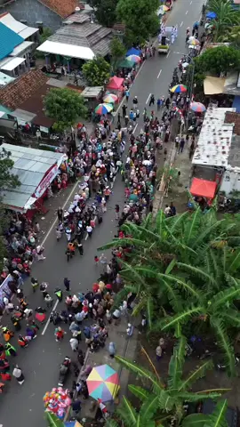 Pantauan Udara Karnaval Tingkat Kecamatan Binangun Binangun, Cilacap — Ratusan pelajar se kecamatan Binangun meramaikan Karnaval Kecamatan Binangun, Rabu (20 Agustus 2025). Dari udara, arak-arakan peserta tampak membentang panjang, memadati jalan utama kecamatan dengan berbagai kostum, kreasi seni, hingga atraksi budaya. Karnaval ini menjadi bagian dari perayaan HUT RI ke-80, sekaligus ajang unjuk kreativitas siswa dan sekolah di wilayah Binangun. Antusiasme masyarakat terlihat dari ramainya warga yang memenuhi sisi jalan untuk menyaksikan jalannya karnaval. Pantauan udara memperlihatkan barisan peserta berjalan tertib, menampilkan keindahan warna-warni busana, marching band, serta atraksi khas pelajar yang memukau penonton. #karnaval #karnavalkecamatanbinangun #cilacap #widarapayung #kroya 