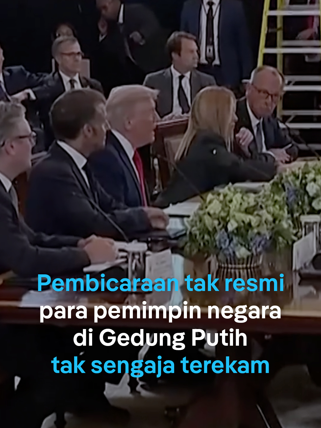 Mikrofon tanpa sengaja menangkap percakapan santai antara Presiden AS Trump, Presiden Ukraina Zelenskyy, dan para pemimpin Eropa tepat sebelum memasuki sesi pembicaraan resmi di Gedung Putih. Topik pembicaraannya pun beragam, mulai dari Putin dan golf, hingga preferensi tempat duduk Georgia Meloni. 📹 @dwnews