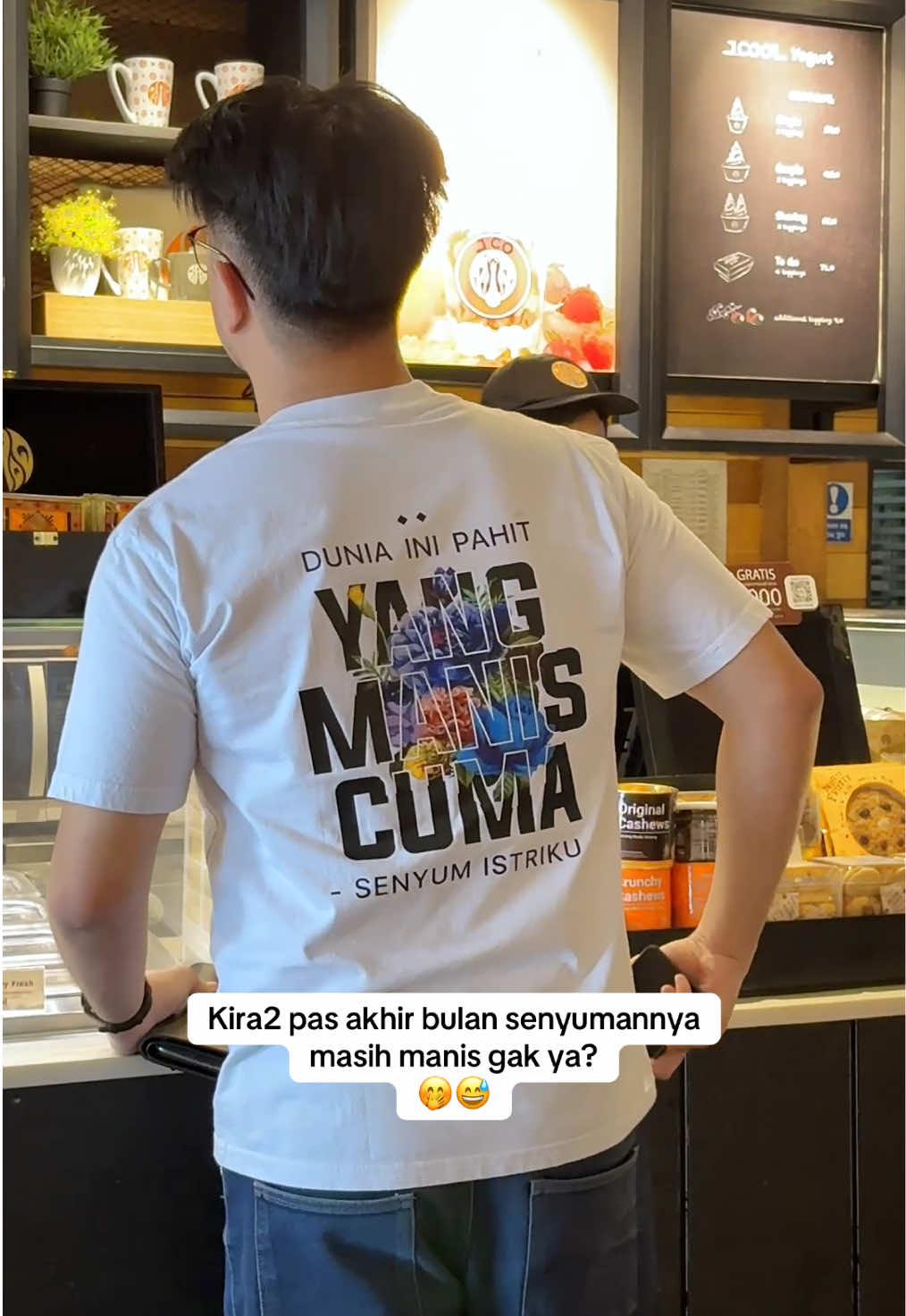 Ada yg sama gak, senyum istri mendadak manis banget pas tanggal muda?😆 #kaosviral #kaoskatakata #kaosbucin 