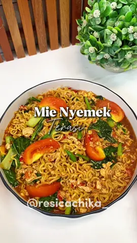 Mie nyemek pedes udah biasa, gimana kalo mie nyemek pedes pake terasi beeeuh 2x lipat nikmatnya.. yuk cobain juga .. Mie Nyemek Terasi Bahan : 2 btr telor 250ml air 2 bngks mie instan goreng Kecap manis Saus sambal Cesim 1 buah tomat Cabe rawit ijo utuh Bumbu halus : 7 cabe merah keriting 3 cabe rawit merah 6 bawang merah 2 bawang putih 1 sdt terasi sangrai Selamat mencoba ya .. #mienyemek #mienyemekterasi #miegorenghack #miegorengnyemek 