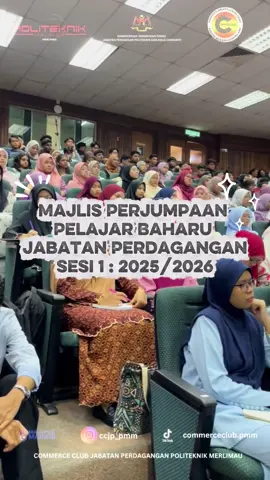 | MAJLIS PERJUMPAAN PELAJAR BAHARU JABATAN PERDAGANGAN SESI 1:2025/2026🪄| 📍 Tempat: Dewan Titanium, PMM ⏰ Masa: 8:30 pagi – 11:00 pagi 📅 Tarikh: 7 Ogos 2025 (Khamis) ⸻ Selamat datang diucapkan kepada semua pelajar baharu Jabatan Perdagangan Sesi 1: 2025/2026 ke Majlis Perjumpaan Pelajar Baharu. Majlis ini bertujuan untuk memperkenalkan warga baharu kepada barisan kepimpinan jabatan, pensyarah, serta memberi penerangan awal tentang peraturan, garis panduan, dan maklumat penting yang akan membantu anda memulakan pengajian dengan langkah yang yakin. Acara dimulakan dengan ucapan aluan oleh Ketua Jabatan Perdagangan dan diteruskan dengan sesi pengenalan barisan pensyarah oleh Puan Maria Binti Mohd Yatim. Seterusnya, beberapa taklimat penting akan disampaikan: 	1.	Taklimat Peperiksaan – En. Mohd Razali bin Hasam 	2.	Taklimat Penasihat Akademik – Pn. Rosmalaily Bt. Zainul Abidin 	3.	Taklimat Disiplin dan Rupa Diri – Pn. Sabariah Binti Abd Rahman 	4.	Taklimat Merit KITA – Pn. Nurfarrah Amiera Bt. Mohd Azlan Majlis ini diharap dapat memberi gambaran jelas tentang perjalanan akademik, peraturan jabatan, dan peluang yang ada untuk membina potensi diri. Semoga semua pelajar baharu dapat memanfaatkan sesi ini untuk mendapatkan maklumat, bertanya soalan, dan mula membina hubungan baik dengan pensyarah serta rakan seperjuangan. ⸻ 𝐼𝓀𝒽𝓁𝒶𝓈 𝒹𝒶𝓇𝒾𝓅𝒶𝒹𝒶 •._. 𝑪𝒐𝒎𝒎𝒆𝒓𝒄𝒆 𝑪𝒍𝒖𝒃 𝑱𝒂𝒃𝒂𝒕𝒂𝒏 𝑷𝒆𝒓𝒅𝒂𝒈𝒂𝒏𝒈𝒂𝒏 (𝑪𝑪𝑱𝑷)🌟 #PMMWarriors #jpppmm #CheckinPolycc #gengpolycc #tvetforall #JomMasukPOLYCC #PoliteknikMerlimau #PoliteknikMalaysia #jabatanperdagangan #commerceclubjabatanperdagangan #ccjppmm #commerce #ccjp 