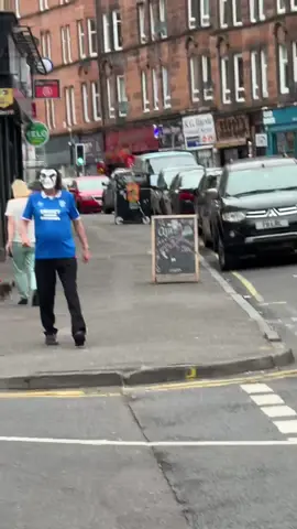 “Honk if ye think am sexy” . Who lost their da yesterday afternoon? Wonder if he was dancing like that at about 830pm last night 😂 . #glasgow #rangers #fyp #peoplemakeglasgow #zombie 