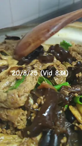 Vid 833 Today I cooked minced pork with beansticks, black fungus & tau pok. Previously, I cooked this with chicken, but it's just as tasty with pork. I also cooked pork belly with beancurds and leeks and stir-fried some sweet potato leaves! - 20/8/25 #creatingfondmemories  #food  #fyp  #creatorsearchinsights  #foryou 