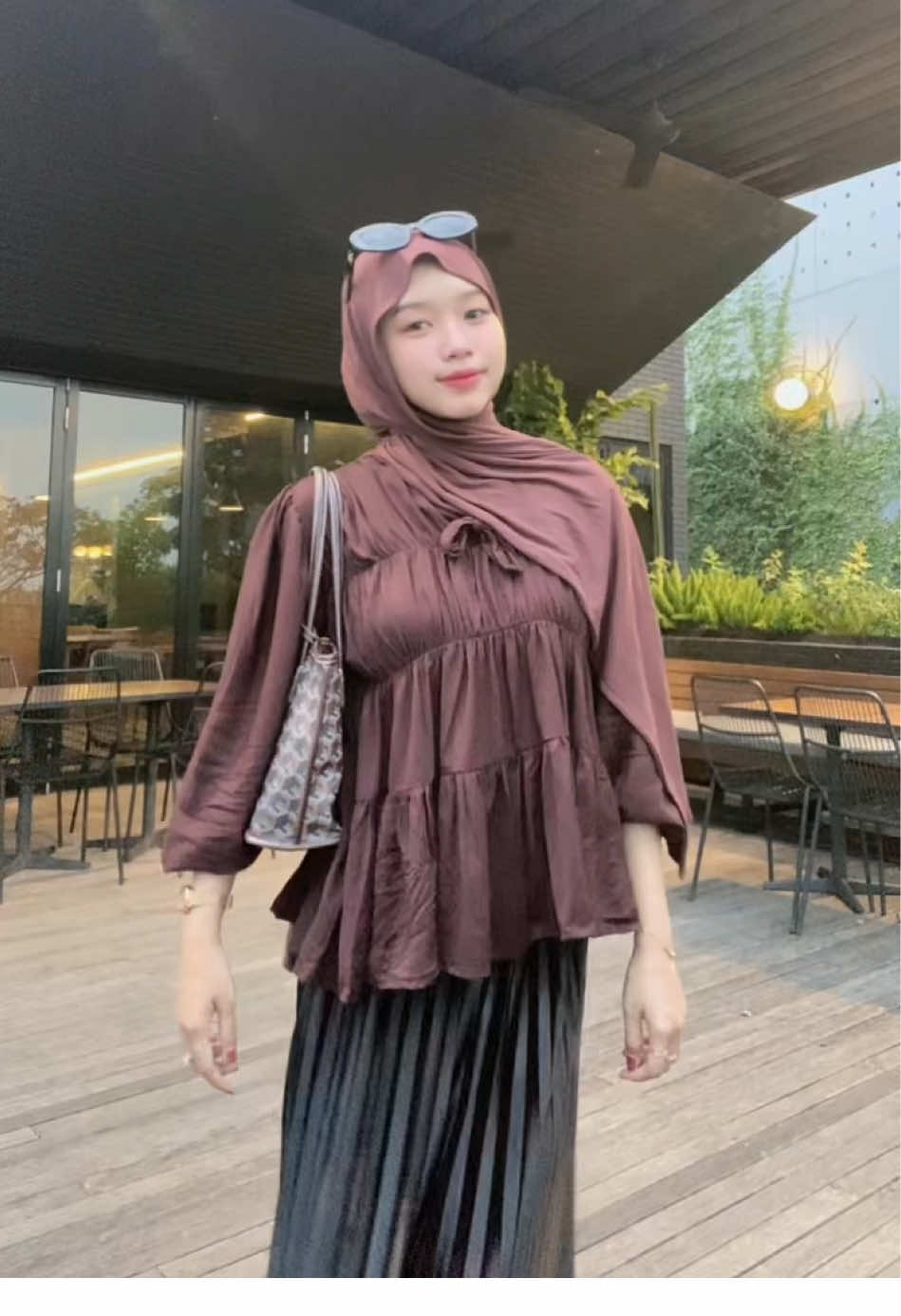 Setuju gaa warna mahogany paling hits banget di tahun ini 🥰🔥 #outfitinspo #outfitideas #ootdhijab #atasanwanita 
