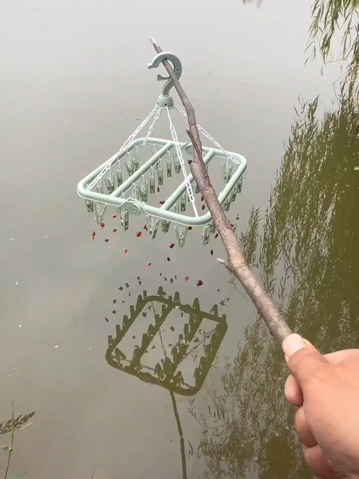 Eh? Drying Hanger + Stick =?? FISHING ROD!!!✨🎣 #tiktok#fyp#viral#trending#explore#foryou#tiktoktrend#tiktokvideo#tiktokcreator#contentcreator#funnyvideos#tiktokchallenge#fishing #clothes #hanger