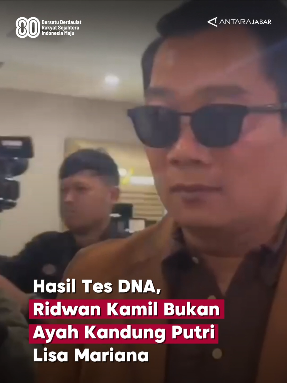 Pusdokkes Polri memastikan hasil tes DNA membuktikan bahwa putri selebgram Lisa Mariana berinisial CA bukan anak biologis mantan Gubernur Jawa Barat Ridwan Kamil. Kepala Biro Labdokkes Pusdokkes Polri Brigjen Pol Sumy Hastry Purwanti menjelaskan pemeriksaan dilakukan terhadap sampel DNA Ridwan Kamil, Lisa, dan CA pada 7 Agustus 2025. Dari hasil analisis, separuh profil DNA CA cocok dengan Lisa Mariana, namun tidak ada kecocokan dengan Ridwan Kamil.  Tes DNA ini dilakukan di Laboratorium Pusdokkes Polri dengan tahapan lengkap mulai dari ekstraksi hingga analisis profil DNA.Kini, hasil tes DNA yang disampaikan secara ilmiah oleh Pusdokkes Polri menegaskan bahwa CA hanya memiliki hubungan biologis dengan Lisa Mariana, bukan dengan Ridwan Kamil. 🔗 Baca berita selengkapnya di: jabar.antaranews.com Sumber: ANTARA/Nadia Putri Rahmani #Antarajabar #RidwanKamil #LisaMariana #BeritaTerkini