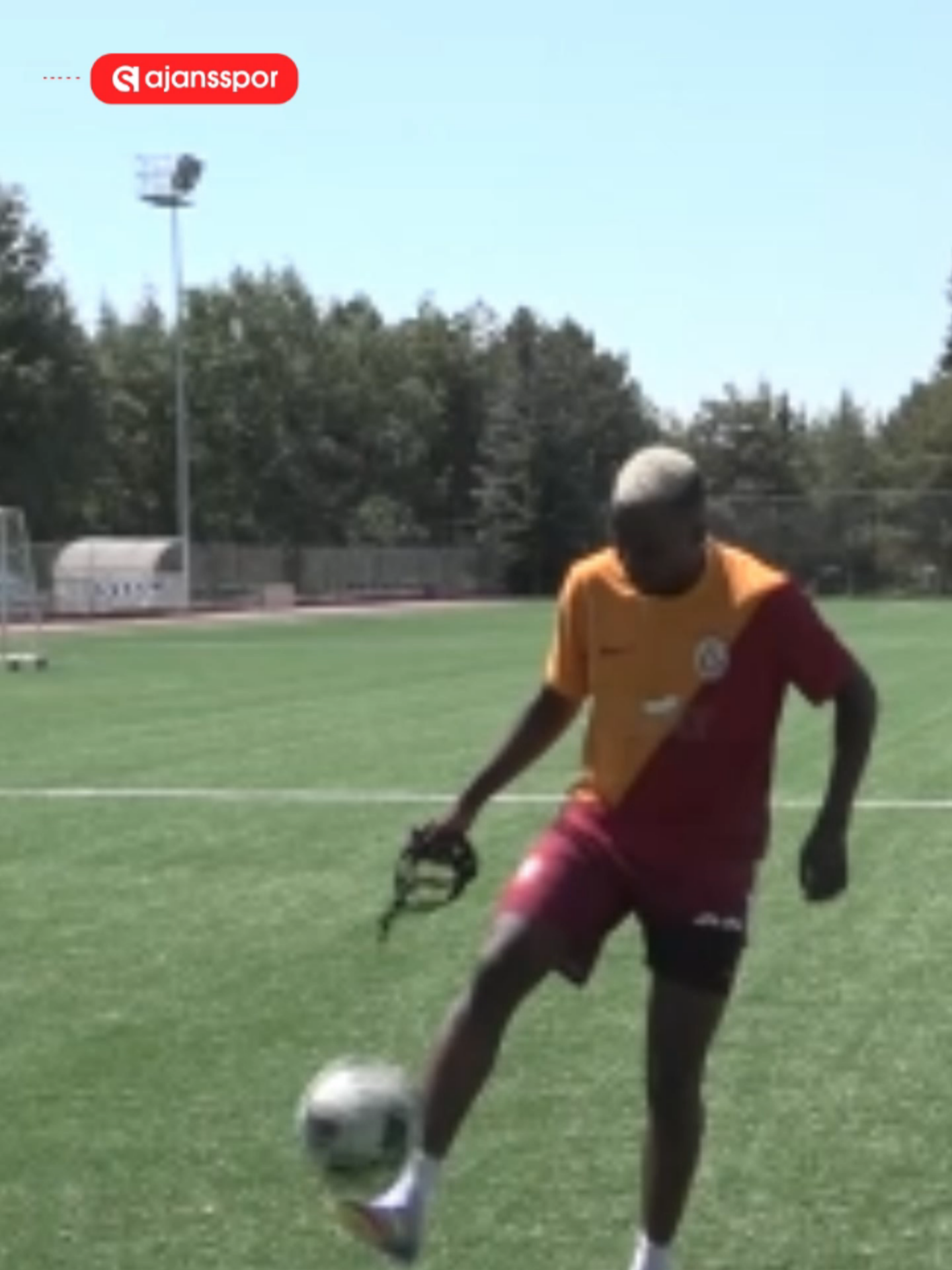 Eskişehir'de amatör kulüpte oynayan Kamerunlu Youssouf Adamou, Victor Osimhen'e benzerliği dikkat çekiyor. 🗣 