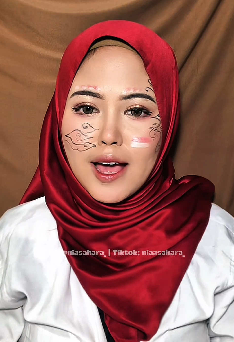 TEMA KONTEN : MAKEUP TRANSITION♥️ DIRGAHAYU INDONESIA ke-80 dan SELAMAT untuk Primera atas 7K followers🥂🎉 ini bukan akhir, tapi awal dari lebih banyaknya keajaiban yang akan datang. Semoga setiap langkah membawa inspirasi, setiap karya membawa senyum, dan setiap momen menjadi pengingat bahwa kita tumbuh bersama. Here’s to more dreams, more love, and more milestones ahead 🤍🌿 ((note: semoga aku bisa segera acc join di Primera😁😍🤲🏼) @primeracommunity @ijopupus @Gigi | About Acne @isclsy  #primeracommunity #primerachallenge #primeraRoadTo17an #fypp #makeupart 