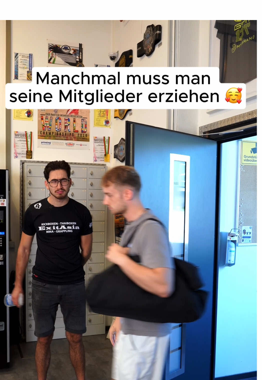 Manchmal hilft halt nichts 🤷‍♂️ #gymhumor #coachingmoments #exitasia #mitgliedererziehen