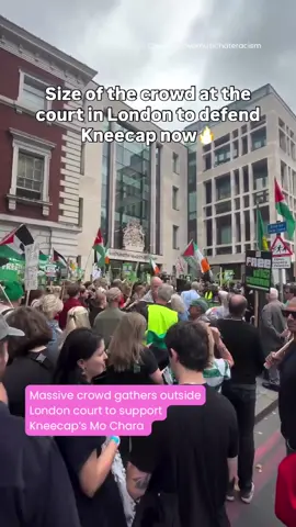 #Kneecap’s Liam Óg Ó hAannaidh, otherwise known as #MoChara, is back in court in London today over an alleged terrorism offence. The 27-year-old Belfast-native is charged with displaying a flag at the O2 Forum in Kentish Town, in North London, on 21 November, “in such a way or in such circumstances as to arouse reasonable suspicion that he is a supporter of a proscribed organisation.” The hearing is taking place at Westminster Magistrates’ Court, where a massive crowd has turned out to support him. 🎥 @lovemusichateracism 