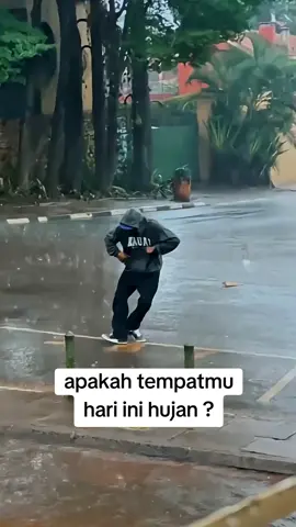 Hujan di Indonesia dikenal sebagai bagian dari iklim tropis yang memiliki dua musim utama: musim hujan dan musim kemarau. Musim hujan biasanya terjadi antara Oktober hingga April, saat angin muson barat membawa banyak uap air dari Samudera Hindia. Ciri khas hujannya adalah: Turun hampir setiap hari, sering pada sore atau malam hari. Intensitas bervariasi dari gerimis hingga hujan lebat. Kadang disertai petir, angin kencang, dan kilat. Membawa hawa lebih sejuk dibanding musim kemarau. #hujan #hujan1indonesia #1000millionviews #viralvideo #foryou 