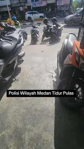 Parkir Liar yg meresahkan masyarakat medan , kejadian di jalan katamso medan Rabu 20 Agustus  2025 sekitar jam 16.05 wib , sebelumnya sudah ada ibu2 yg di lawan oleh preman ini , KOMPLOTAN preman ini di biarkan oleh pihak kepolisian dan TNI di medan. lalu tugas mereka apa sebagai aparat negara ?? #medanviral #premanisme #kapolri #polisi #meresahkan 