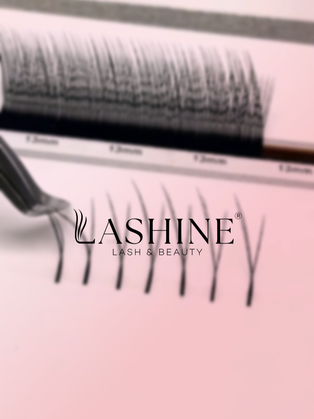 🔥 Meet the Fox Tilt Lashes — built for that sharp, sultry eye look. No skills needed, just pick & place. ✔️ Built-in tilt design — left & right eyes ready ✔️ Short inside, long outside = effortless Fox effect ✔️ Flat root for cleaner, faster grafting ✔️ 5-tip mesh with 3 long + 2 short for extra style Your clients will love the natural yet fierce Fox Eye lift. 🦊💖 👉 Tap link in bio to shop now! #fox #lashextensions #lashtech #lashine #foxeyetrend #yylash #lashpro #lashmapping #lashartist