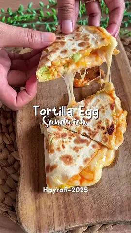 Bekal anak sekolah yang gampang tapi enak tentunya karena ada sensasi mulur dari Perfetto Mozzarella. Aku pilih keju mozzarella dari @Perfetto Cheese karena natural asli dari susu, creamy, milky dan stretchy. Perfectly Authentic membuat setiap hidangan yang dimasak menjadi next level dan dijamin anak suka 🤗.  ‼️Tortilla egg‼️  Bahan :  - Wortel - Brokoli  - Sedikit garam - 2 butir telur  - Tortilla - Keju mozarella - Saus tomat  #kejumozarella #breakfast #tortillasandwich #tortilla #breakfastideas 