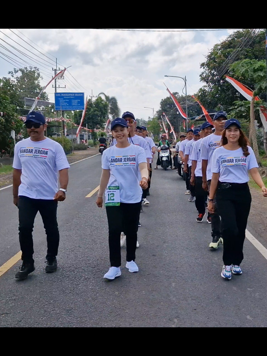 Gerak jalan dalam rangka memeriahkan HUT Kemerdekaan Republik Indonesia ke-80 (17 Agustus 1945). Bersama barisan  BANDAR JEROAN (supplierayam_banyuwangi) Rabu, 20 Agustus 2025 #supplierayambanyuwangi #bandarjeroanbanyuwangi #bandarcekerbanyuwangi  #indonesiamerdeka 