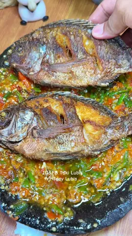 Nila sambal pecak  Eunak banget guyss segar poll pedas  Jangan lupa di recook yaa😊🙏 Bahan : 2 ekor ikan Nila marinasi pake jeruk nipis sama garam 20 biji Cabe rawit merah Bahan rebus (rebus selama 3 menit) 20 biji Cabe rawit hijau  10 biji Cabe keriting hijau  1 buah tomat merah  4 bawang putih  Bahan bumbu sambal 1/2 Sdt Garam 1/2 Sdt penyedap  1/2 Sdt Gula  Jeruk nipis secukupnya boleh di skip  #masakan #masakanenak #masakanrumahan #masakansimple #fyp      