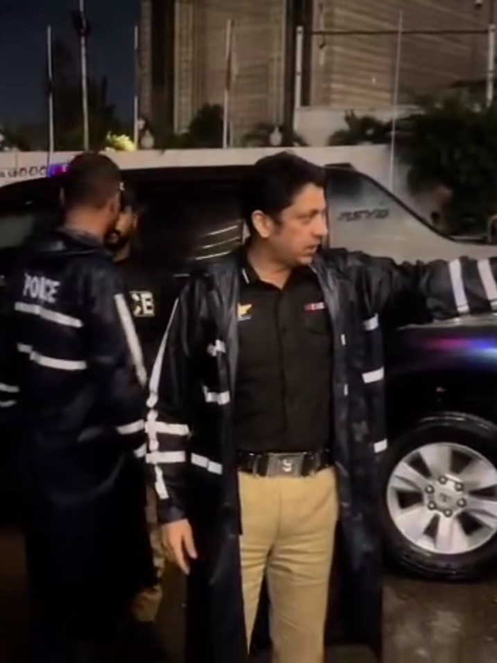 ایس ایس پی مہزور علی نے بارش کے دوران مختلف مقامات کا دورہ کیا، افسران و جوانوں کو شہریوں کفوری مدد اور ریسکیو کی ہدایات دی۔ شہری کسی بھی ایمرجنسی میں 15 یا قریبی تھانے سے رابطہ کریں۔ . . . . #SindhPolice #KarachiPolice #DistrictSouth #RainDuty #ServingWithPride