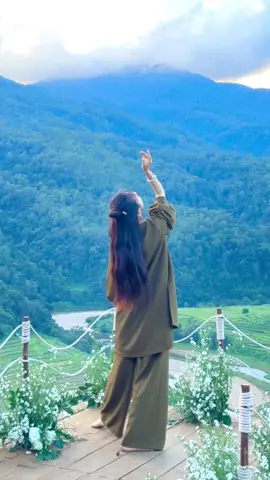 Nỗi trôi trong kiếp người  Ta chỉ là sinh linh lẻ bóng  Chia ly hay tương ngộ  Chẳng qua là duyên nghiệp trả vay  Chỉ một mình đến đây  Rồi ngày sau 1 mình nằm xuống  Phong ba trong đoạn trường Chỉ mình ta nếm biết ta say  #hoangynhung #lukhachtaba 