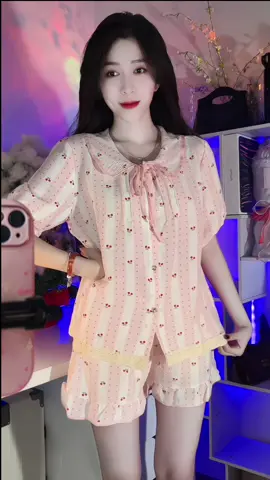 Ở nhà mặc đồ kiểu #sarahduongreview #sarahduongvlog #sarahduonglive #setbomacnha #setdoxinh 