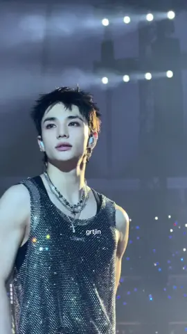 Don’t mind me I’m still processing🧎‍♀️‍➡️ #hyunjin #straykids #dominATE 