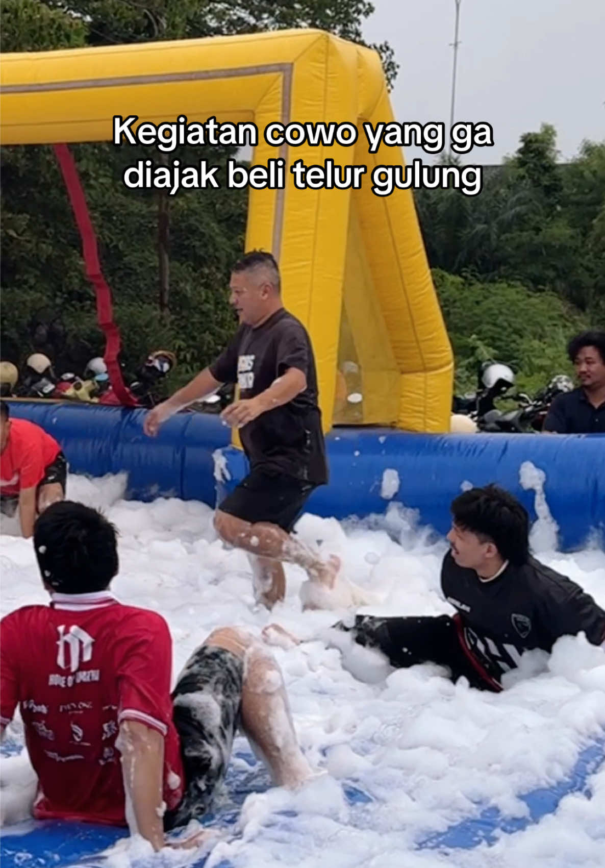 Bapak bapak yang ga di ajak beli telur gulung 😅