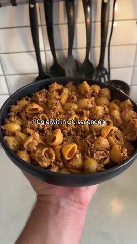 High Protein Beef Pasta 🍝🔥  Vergeet niet een klein followtje te geven voor meer recepten! 🤞 Ingrediënten (ik ben 198cm en +100kg, dus houd rekening met de porties): • 150g penne pasta • 300g biefstukgehakt • 50ml kookroom • 100ml tomatensaus • 2 plakken cheddar kaas • Paprikapoeder, kaneelpoeder, zwarte peper, zout Bereidingswijze: • Kook de penne pasta volgens de verpakking en zet apart. • Kruid het biefstukgehakt met paprikapoeder, kaneelpoeder, zwarte peper en zout. • Bak het gehakt in een hete pan rul en goudbruin. • Voeg de tomatensaus, kookroom cheddar kaas toe en roer goed door. Laat dit kort pruttelen tot een romige saus. • Meng de gekookte pasta door de saus en laat alles even samenkomen. • Serveer direct – super smeuïg, vol smaak en bomvol eiwitten.  Eet smakelijk! Macro’s: 113C – 26F – 94P / 1091kcal (edit foutje: het is 94g eiwit en niet 110g 🙃) • • • • #highprotein #postworkoutmeals #highproteinmeals 